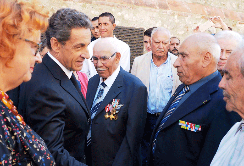 Nicolas Sarkozy avec des membres de la communauté harkie. D. R.